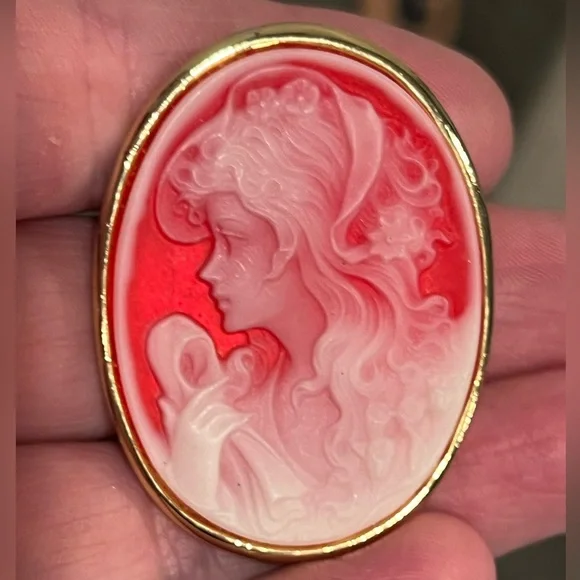 Vintage Cameo left facing Red and White Brooch - Picture 6 of 7